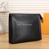 wholesale nouvelle pochette pour hommes fourre-tout sac cosmétique femmes grand organisateur de voyage sac de lavage en cuir sac de maquillage hommes sac à main étui cosmétique