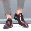 38-48 Estilo Britânico Apontou Toe Deslizamento Em Homens Sapatos Formais de Couro Sapatos de Negócios Homem Terno Sapatos Recém Feitos À Mão Brogues Mocassins Esculpidos