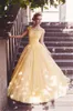 Quinceanera Vestidos Amarelo Mangas Curtas Pescoço Colher Renda Applique Frisado Tule Trem Da Varredura Doce Festa de Aniversário Prom Vestidos de Baile