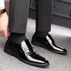 Zapatos de vestir formales con punta estrecha de calidad para hombre, nuevos zapatos con alzador de boda de charol 2019 para hombre, zapatos elegantes de cuero negro sin cordones