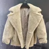 Cappotti in pelliccia di agnello beige con collo rever e bottone singolo Parka in pelliccia da donna in pelliccia di granuli di lana 100%.