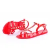 2022-Scarpe da donna in pelle estive Moda Donna Sandali piatti con borchie Fibbia per calzature da ragazza