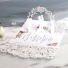 （50個/ロット）3D新郎新婦ホワイト結婚式の招待状カードレーザーカットポケット花囲まれたカスタマイズされた招待状IC052