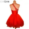 Billig kort fest klänning puffy kjol en-axel röd organza pärlstav cocktail klänningar