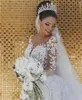 우아한 인어 긴 소매 흰색 레이스 웨딩 드레스 신부 가운을 통해 봅니다. (Applique Sheer Neck Sweep Train Wedding Gowns