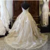 Neue Wunderschöne Stickerei Perlen Sweetheart Rüschen Organza Layered Grau Hochzeit Ballkleid Kleid mit Farbkristallen Brautkleider