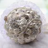 Lire Satin Rose Bridal Wedding Bouquet Mariage Décoration Crystals Crystals Fleur artificielle Demaine de mariée Hand tenant des fleurs Brooch Fleurs 9358430