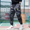Человек Jogger брюки камуфляж боковых карманов Свободные стиль спортивные штаны мода высокая улица повседневная плюс размер 8xL