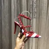 Venta caliente-Nuevo patrón Zapatos de marca de cuero de diseñador Banquete Fiesta sexy Sandalias de playa al aire libre Tamaño grande us10 Sandalias con remaches al por mayor