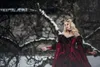 Gothic Burgunder und schwarzes Hochzeitskleid mit langärmligen Spitzenapplikationen viktorianische schlafende Schönheit Prinzessin mittelalterliche Winterbridkleider