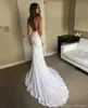Ny ankomst billig sexig berta sjöjungfrun klänningar spetsapplikationer djup v hals rygglösa brudklänningar anpassad strandbröllop klänning