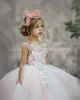 Atemberaubende Ballkleid-Blumenmädchenkleider für die Hochzeit, durchscheinender Juwelenausschnitt, 3D-Applikationen, abgestufte Festzugskleider, Tüll-Erstkommunionkleid