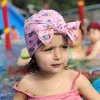 Nieuwe ontwerp baby meisje zwemmen caps katoen bloemen gedrukt boog-knoop elastische badkap babys zwemkappen
