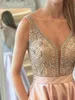 Rosa A-Linie-Abschlussballkleider, sexy V-Ausschnitt, bezaubernde, elegante Damen-Cocktailparty-Kleider, rückenfrei, bodenlang, maßgeschneiderte Abendkleider aus Satin