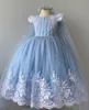 Lace moderne robe de bal appliquée bleu robes de fille de fleur sans arrière pour le cou de joyau de mariage perle en bas âge