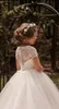 2018 nouvelles robes de fille de fleur de mariage bijou cou manches courtes une ligne tribunal train 3D appliques florales dentelle et tulle enfants robes de soirée