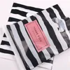 Nieuwe mode hele 100pcSlot 2025cm Blackwhite Stripe Shopping Cadeauverpakkingszakken met bedankjes5846380