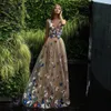 2020 Nieuwe Butterfly Flower Prom Dresses Sheer V-hals Mouwloze Lange Avondjurken Terug bedekte knopen Arabische formele feestjurk op maat gemaakt