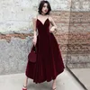 Çay Uzunluğu Burgundy Velvet Nedime Elbise Spagetti Kayışları Arka Kolsuz Düğün Partisi Resmi Gowns Misafir Giyim Özel Colo197H