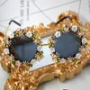 Moda-Vintage okulary przeciwsłoneczne metalowe kwiatowe barokowe okulary przeciwsłoneczne kryształ Rhinestone okrągłe okulary przeciwsłoneczne luksusowe okulary na słoneczną plażę darmowa wysyłka