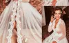 Heta sexiga nya kvinnors bröllopskåpa jacka vit elfenben lång tyll brud spetsar applikationer kant kappa wraps skräddarsydda jackor