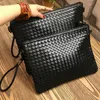 Geweven patroon lederen envelop clutch tas zwart met polsbandje hand betrapt handtas Business Black Organizer Portemonnee voor mannen of vrouwen