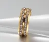 クールな男性パンク8mmステンレス鋼のゴールドカラー二重列の立方張りのジルコンの婚約の結婚指輪