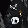 Moda Vintage Metal Kawaii Kafatası Mektup Emaye Pin Rozeti Düğmeler Broş Gömlek Denim Ceket Çanta Kadınlar Kızlar için Dekoratif Broşlar