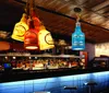 Kreativ bar bar ljuskronor butik restaurang lounge personifierad singel retro vinflaska singel huvud dekorativa lampor