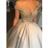 2019 Gorgeous Ball Gown Prom Klänningar V Neck Off The Shoulder Beadings Satin Evening Party Gown Vestidos de Fiesta Largos Elegantes de Gala