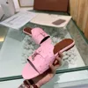 Les femmes design mode luxe Sandales avec serrure d'été décontracté Flip plat cuir glisse concepteur Slipper Flops ouvert soulier de marche