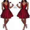 V Hals Satin Korta Homecoming Klänningar Sexiga Spaghetti Straps En Linje Knä Längd Formell Party Gowns Short Prom Klänningar BM0448