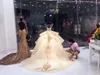 Luxury Gold Lace Ball Gown Bröllopsklänningar Sequined Sheer Jewel Neck Appliqued Bridal Gowns Chapel Train Tiered Organza Vestidos de Novia