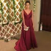 Vestido sencillo y encantador para madre de la novia en color burdeos, cuello en V profundo, sin mangas, faja con lazo, vestido largo formal para invitados a la fiesta de bodas, hecho a medida