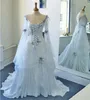 ビンテージケルトのウェディングドレス白と淡い青いカラフルな中世のブライダルガウンスクープネックネックラインコルセットロングベルスリーブアップリケ花