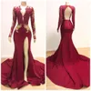 Dark Red Mermaid Prom Jurken 2022 Open Back V-hals Lange mouw Gouden Kant Applicaties Zachte Satijn Sexy Slit Avond Formele Lange Party Jurken