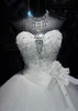 新しい安いヴィンテージボールガウンのウェディングドレス恋人のノースリーブのレースのアップリケクリスタルビーズの真珠の床の長さの弓形式のブライダルガウン
