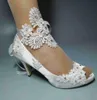 Białe satynowe buty ślubne koronkowe aplikacje cekiny z koralikami paski na kostkę podglądanie palców ślubnych buty ślubne