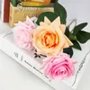 Sopra la colla sensazione della mano idratante rosa arricciatura rosa bouquet di San Valentino fiore singolo di simulazione Forniture per feste T9I00360