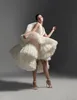 2020キリアヤボテッドのウェディングドレスショートディープVネックチュールフリルティアードスカート高ローウェディングドレス注文の羽毛アビティダスポーサ