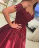 Ny Hot Burgundy Quinceanera Klänningar Bollklänning Av Skulder Lace 3D Appliques Beaded Sweet 16 Satin Plus Storlek Formell Prom Evening Gowns