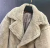 Cappotti in pelliccia di agnello beige con collo rever e bottone singolo Parka in pelliccia da donna in pelliccia di granuli di lana 100%.