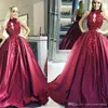 Wunderschöne bordeauxrote High-Neck-Abendballkleider 2019 Vintage-Spitzenapplikationen, Schlüsselloch-Quinceanera-Kleider, bodenlange Satin-Festzugkleider