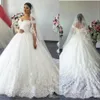 Vestidos de novia modestos y modestos del vestido de bola árabe Una línea del hombro Apliques de encaje de Dubai Corsé Volver Tallas grandes Tren de la corte Vestidos de novia formales