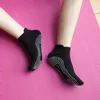 Chaussettes de Yoga antidérapantes en coton avec poignées pour femmes, chaussettes de Fitness Pilates respirantes, nouvelle collection 4530258