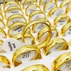 Toptan 50pcs Band Rings Golden Renk Erkekler Kadınlar Paslanmaz Çelik Takı Nişan Düğün Yüzesi Seti Yepyeni Dropshipping