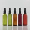 Groene amber rode en matte lege glazen spuitfles, 60 ml mist parfum fles met zwarte spuitpomp, lege spuitfles met plastic dekking