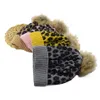 Famille parent-enfant Bonnets Léopard polaire chaude Soft Skull Cap pom pom bébé Chapeaux tricotés Fausse fourrure boule hiver tricot enfant Earflap Cap LJJA2827