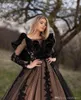 Vintage Gothic Halloween Lace Princess A Line Bröllopsklänningar Plus Storlek Av Skulder Långärmad Castle Court Tåg Bröllop Bröllopklänningar