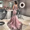 Dusty Pink Appliques Aftonklänning Vestido de Festa kvinnor Prom Formell Party Wear Maxi Gäster med tågknappar Backless Bridal Mother Dress